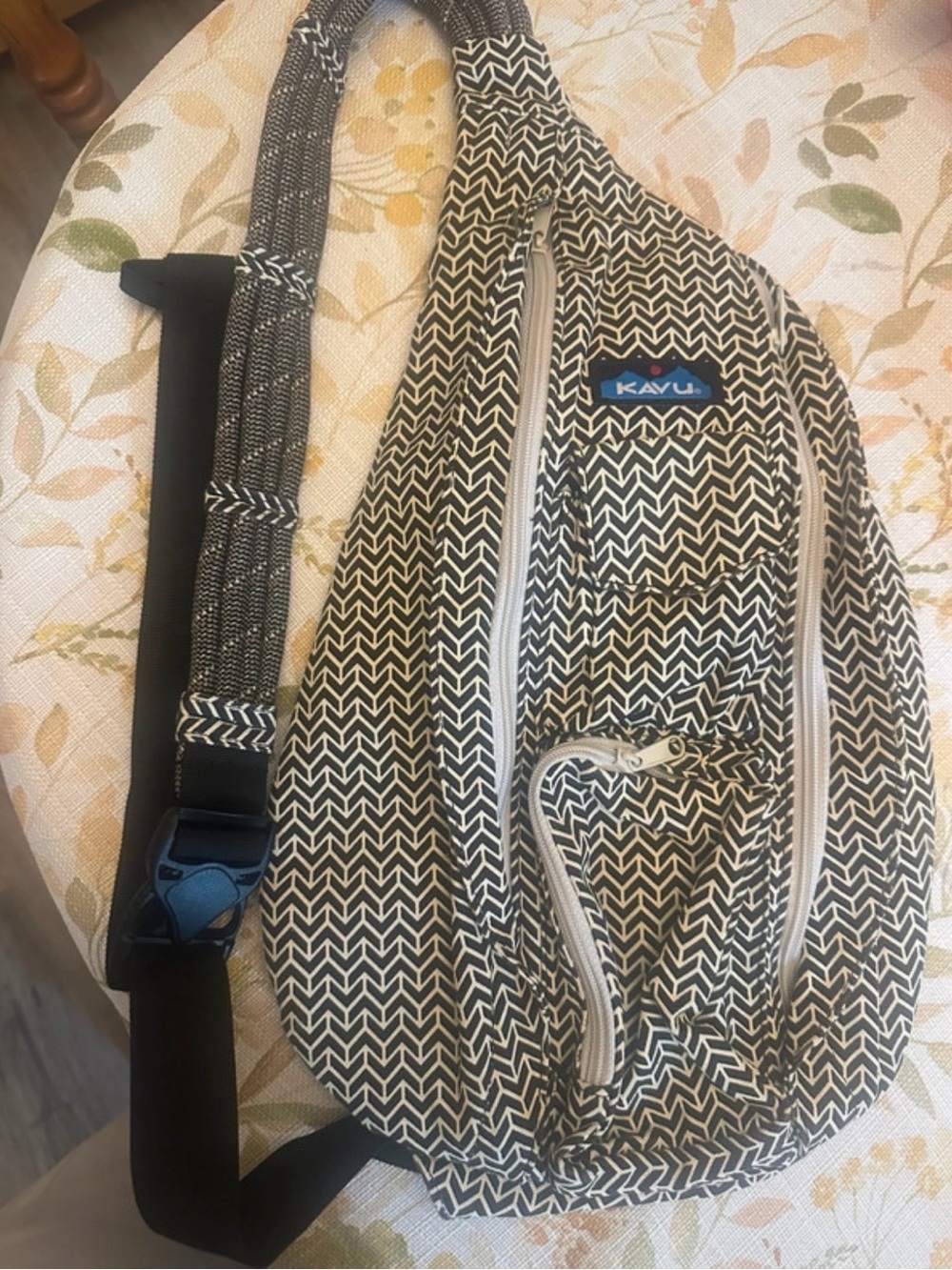NWOT KAVU rope sling bag in a bold black and cream chevron geometric print